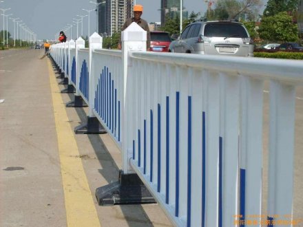 道路護(hù)欄怎么賣的？多少錢？